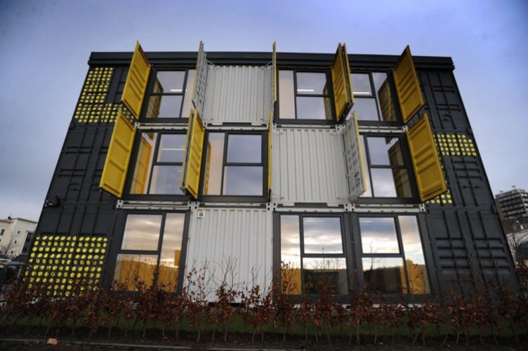 umgebaute seecontainer für startups