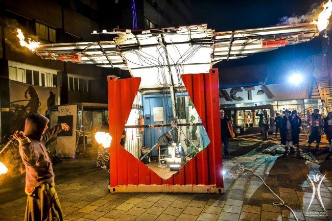 Container Kevin wirft Flammen