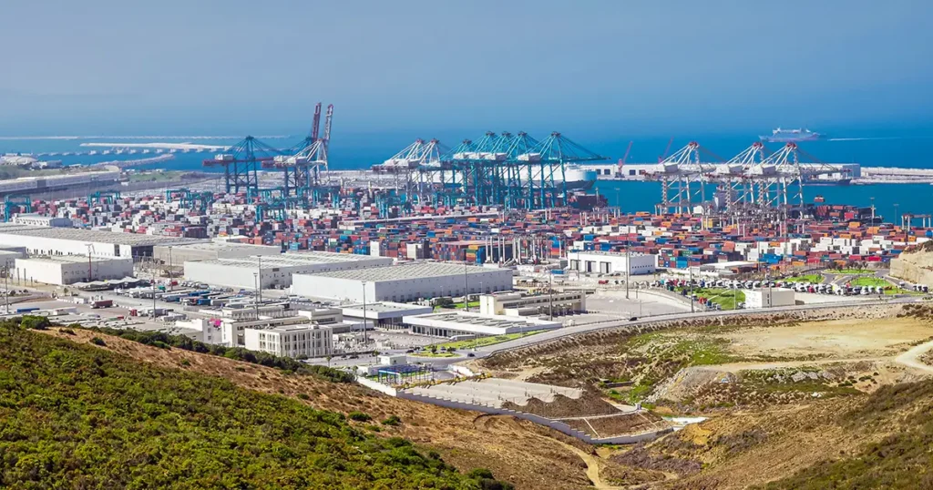 Containerhafen Tanger Med in Marokko am mit Lagerhallen, Kränen und zahlreichen gestapelten Containern