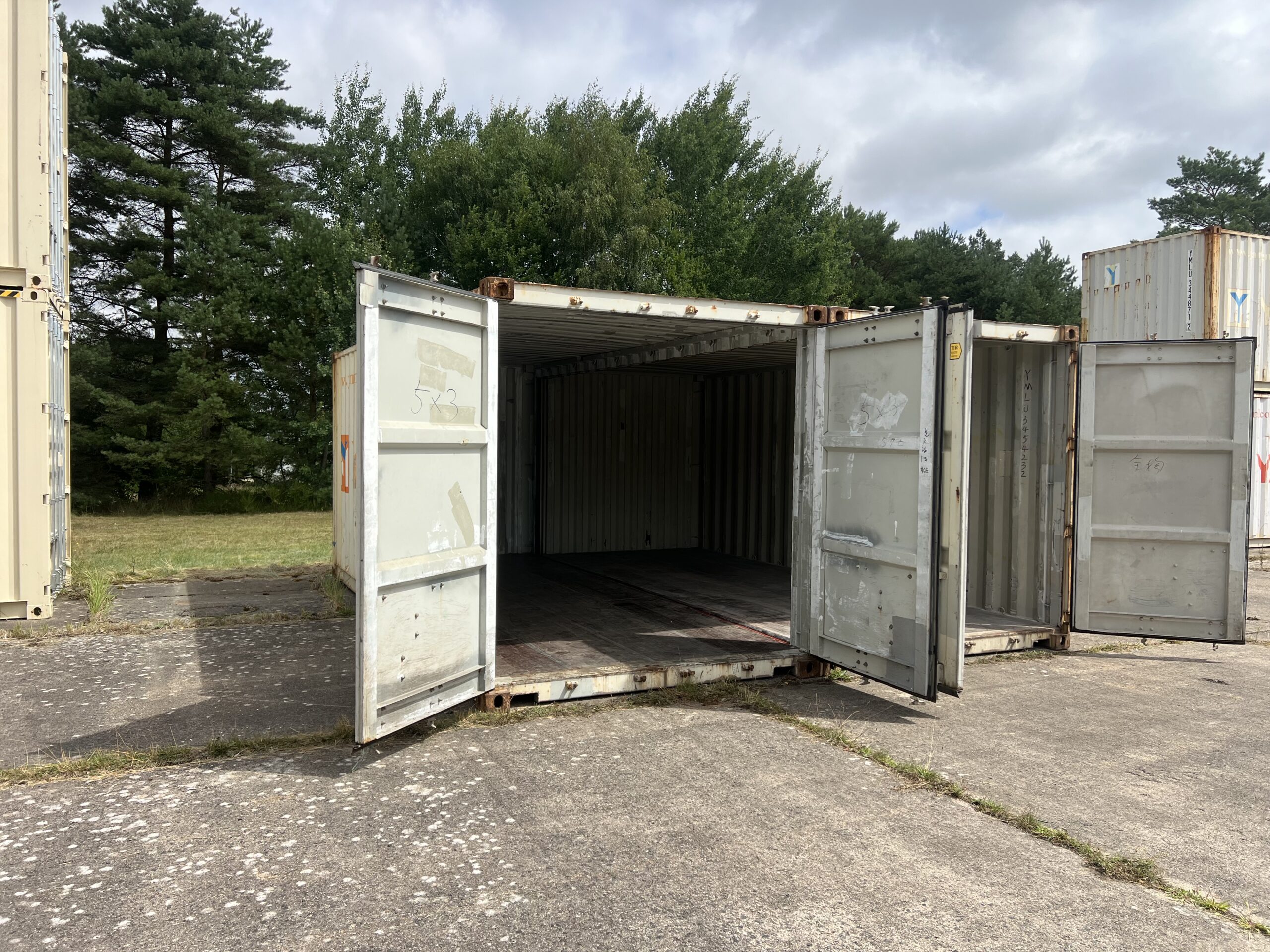 Doppelbox von außen: zwei gekoppelte 20-Fuß-Container mit geöffneten Flügeltoren