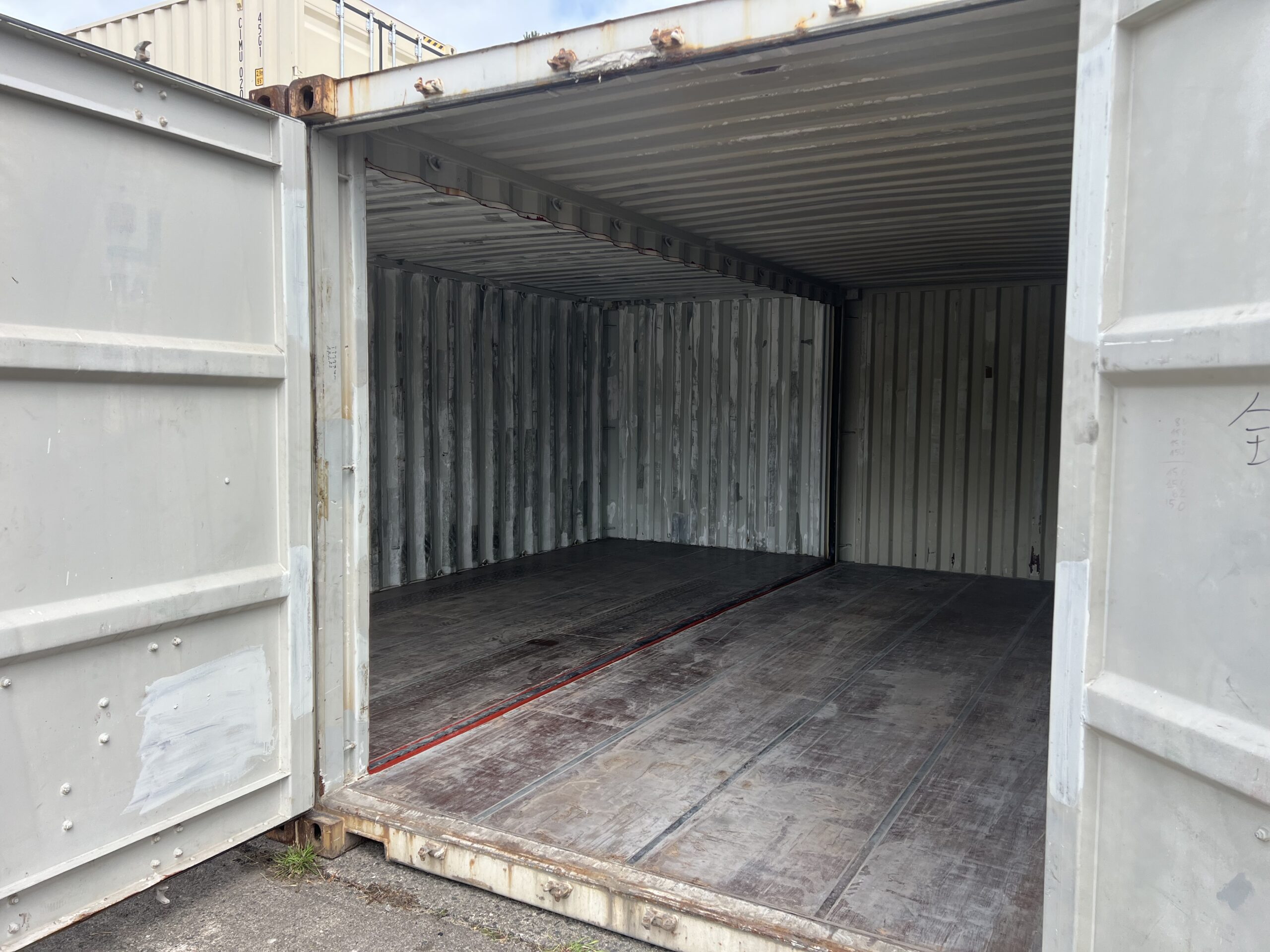 Durchgehender Innenraum der Doppelbox ohne Mittelwand und Stützen, knapp 5 m breit