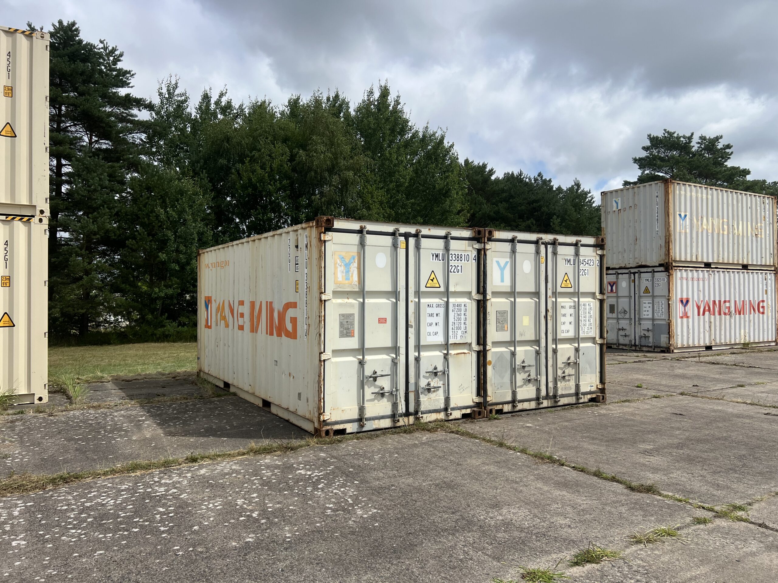 Doppelbox von außen: zwei gekoppelte 20-Fuß-Container mit geschlossenen Flügeltoren