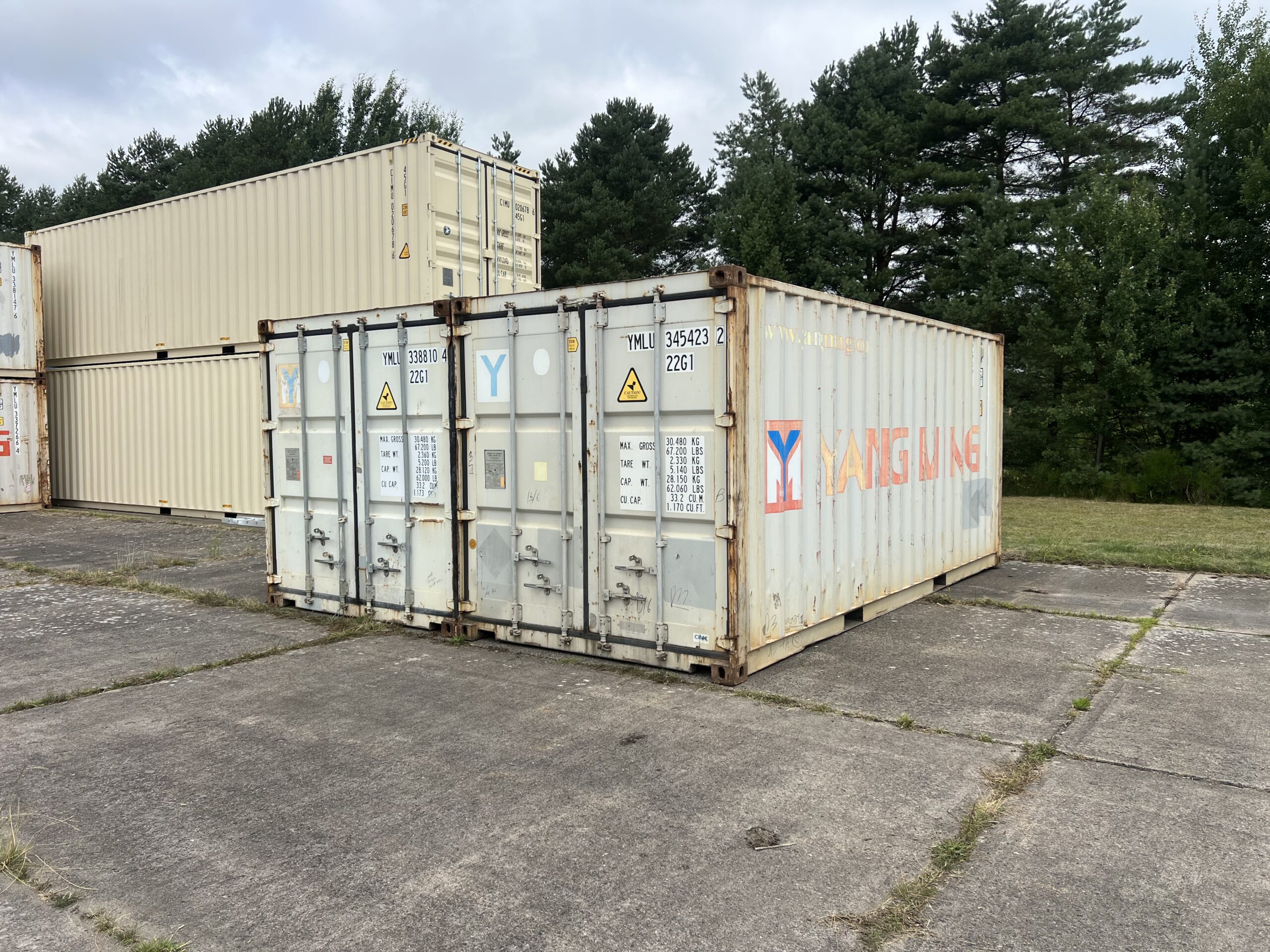 Doppelbox von außen: zwei gekoppelte 20-Fuß-Container mit geschlossenen Flügeltoren