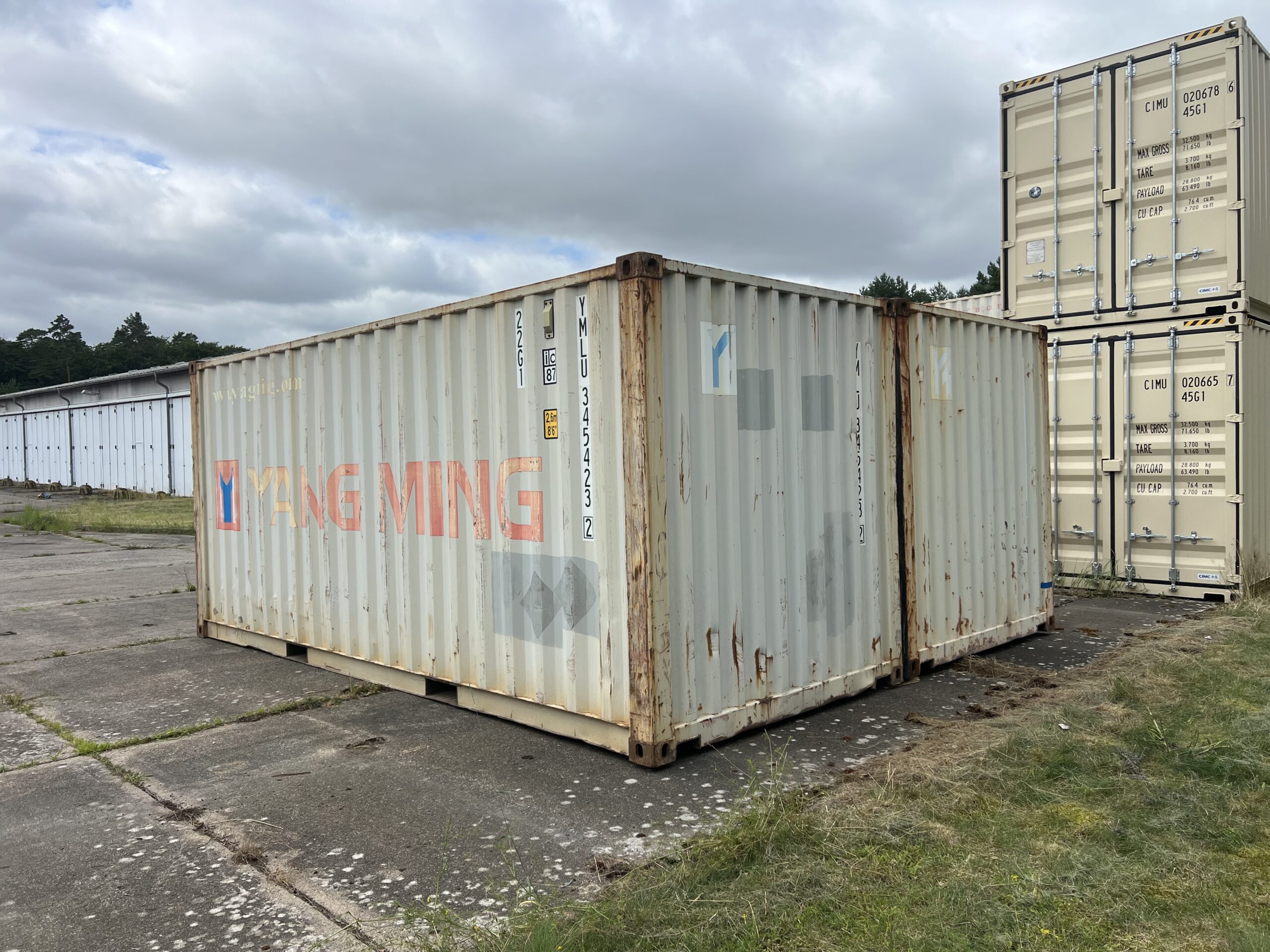 Doppelbox von außen: zwei gekoppelte 20-Fuß-Container mit geschlossenen Flügeltoren