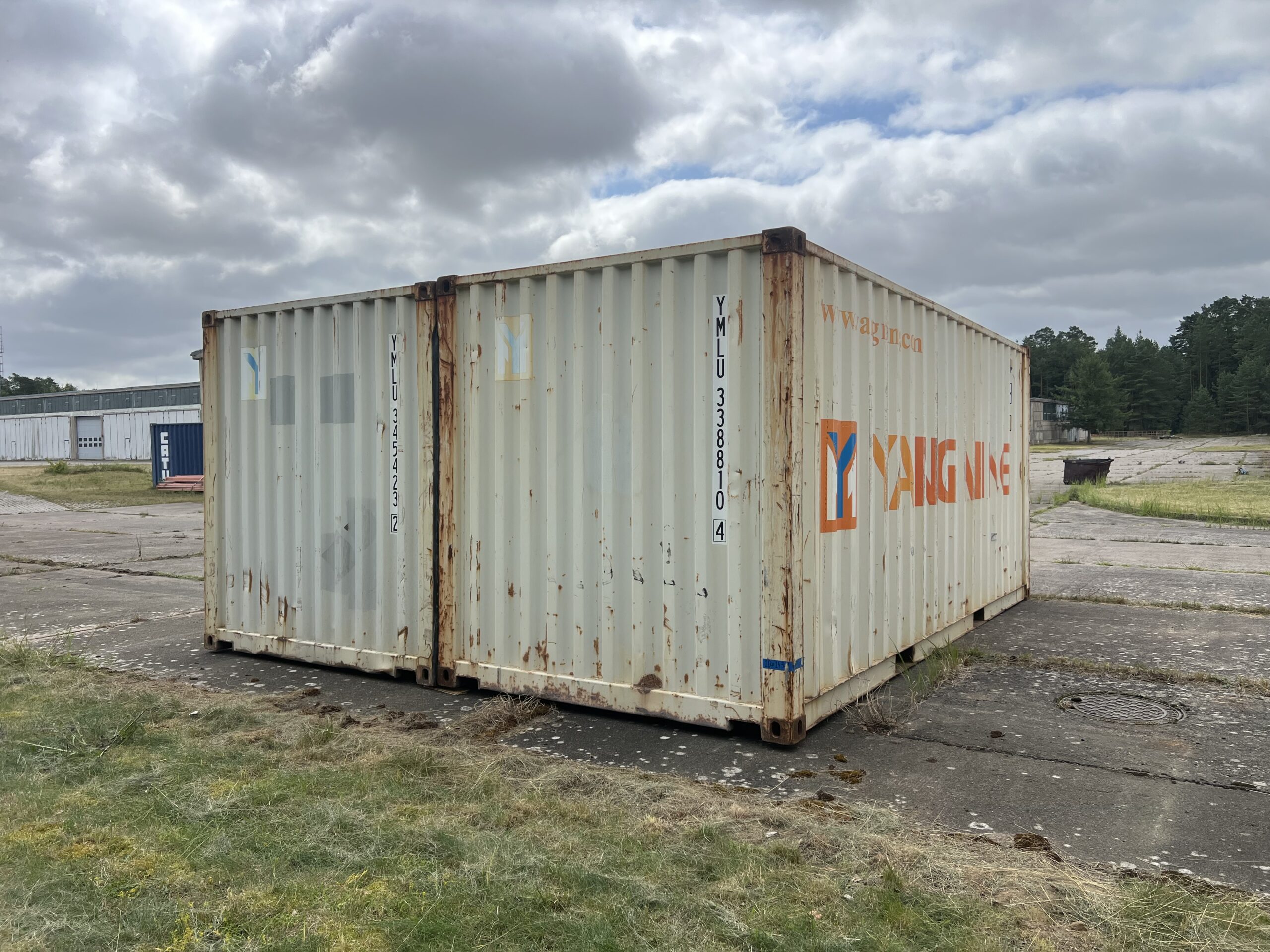 Doppelbox von außen: zwei gekoppelte 20-Fuß-Container mit geschlossenen Flügeltoren