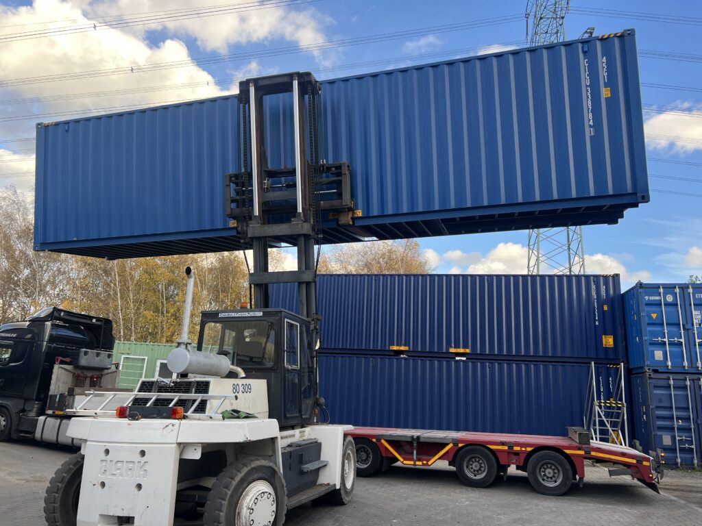Gabelstapler nimmt einen 40-Fuß-Container über die Staplertaschen vom Containerchassis