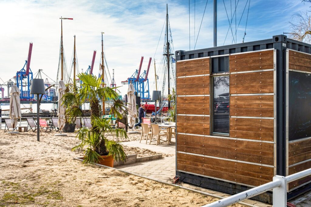 Barcontainer mit sechs Klappen an den Elbterrassen