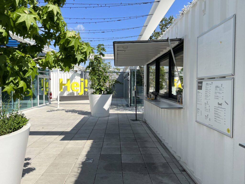 Containerbar aus 20-Fuß-High-Cube-Containern auf dem Dach von IKEA Wien Westbahnhof