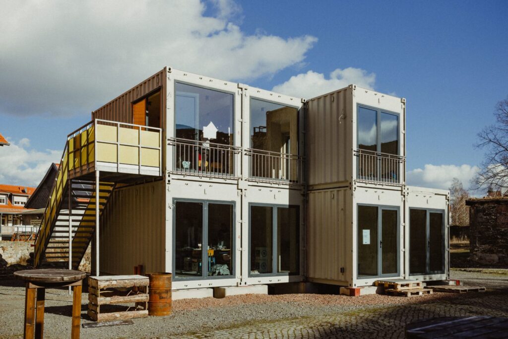 Zweigeschossiges Jugendzentrum aus acht High-Cube-Containern in Ballenstedt