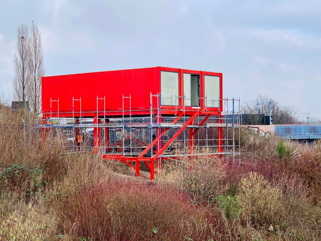 Meetingraum aus drei 40-Fuß-High-Cube-Containern mit Panoramafenstern