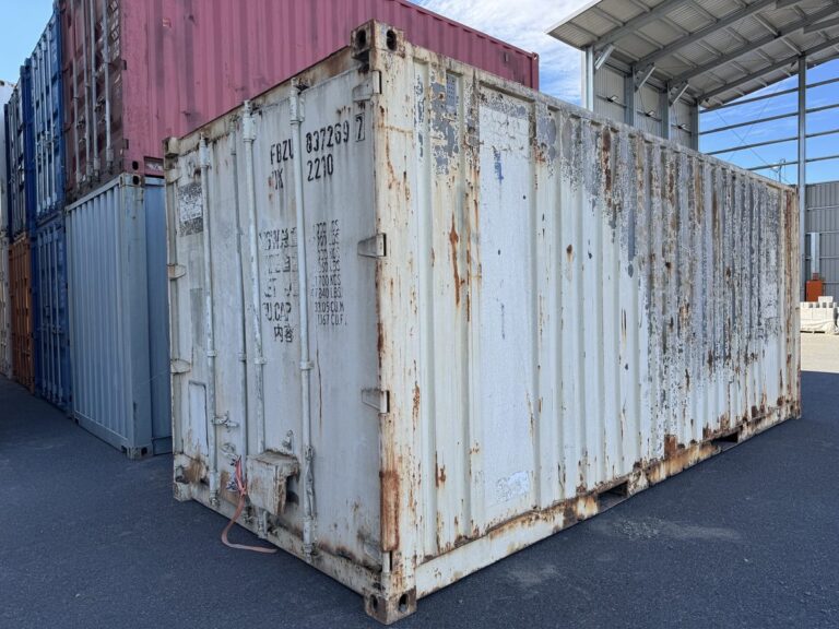 Stark verrosteter 20-Fuß-Seecontainer mit abblätterndem Lack, Zustandsklasse 1 von 5