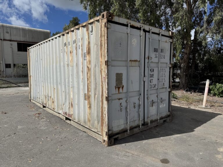 Gebrauchter 20-Fuß-Seecontainer mit Roststellen und Reparaturbedarf, Zustandsklasse 2 von 5