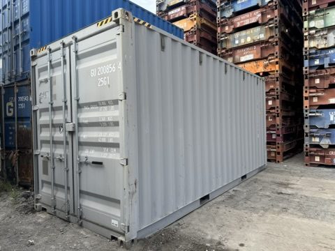 Gebrauchter grauer 20-Fuß-Seecontainer ohne sichtbaren Rost, Zustandsklasse 4 von 5
