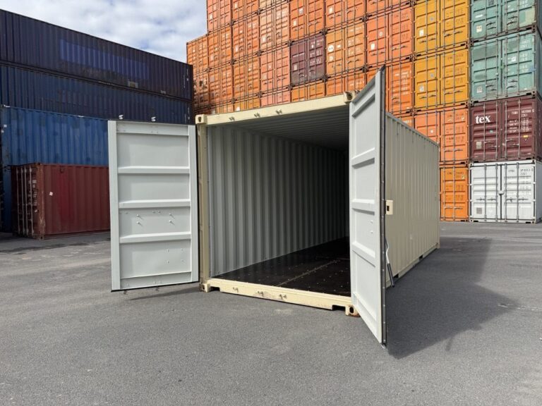 Neuwertiger beiger 20-Fuß-Seecontainer mit offenen Türen, Zustandsklasse 5 von 5